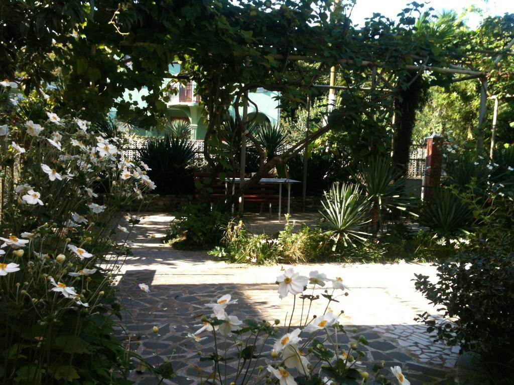 באטומי White Guest House מראה חיצוני תמונה
