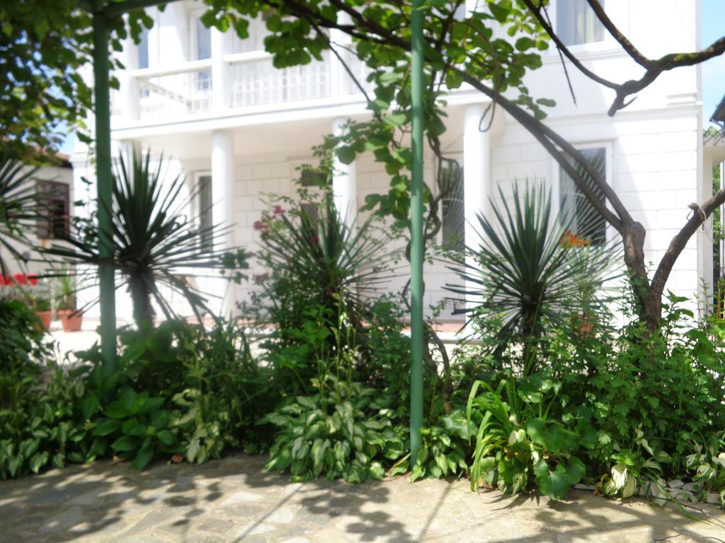באטומי White Guest House מראה חיצוני תמונה